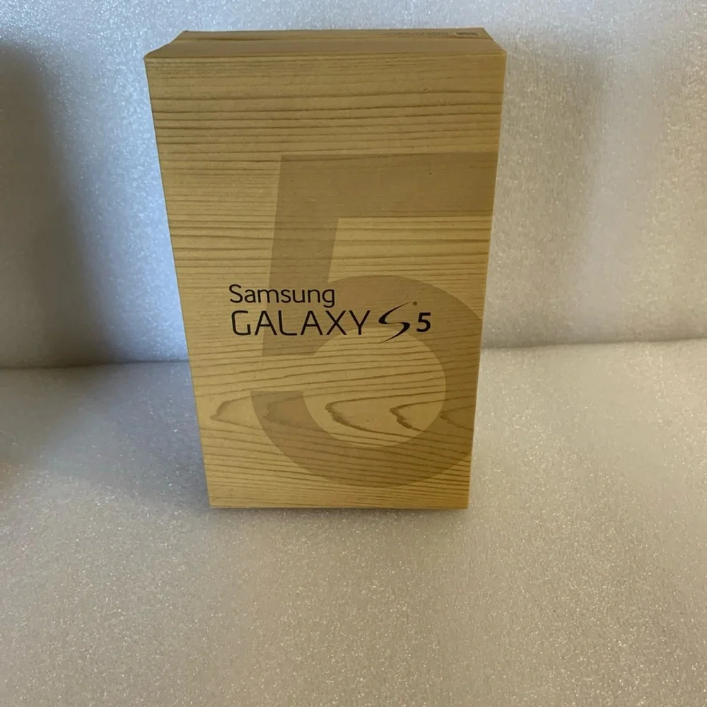 Samsung Galaxy S5 Packaging in Tan